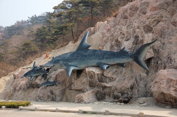 Памятник рыбе в Даляне, Китай