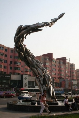 Памятник рыбе в Даляне. Китай