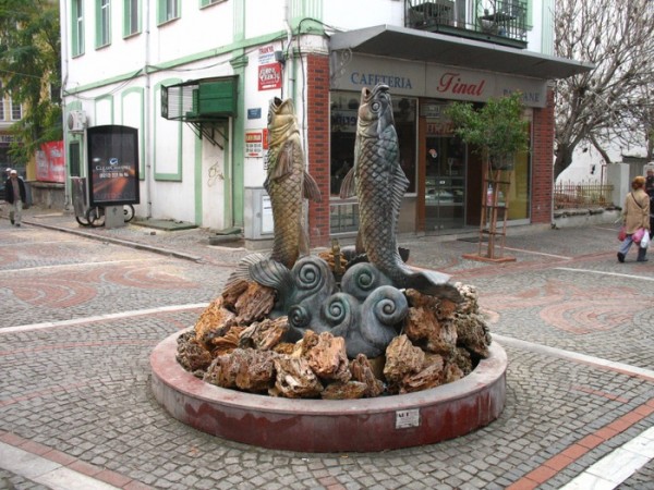 Памятник рыбам в Эдирне,Турция