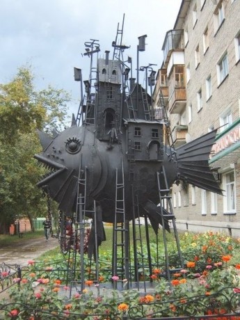 Памятник чудо-юдо-рыба-кит  в Омске, Россия