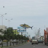 Памятник рыбе в Сан-Пабло-де-Манта (Эквадор)