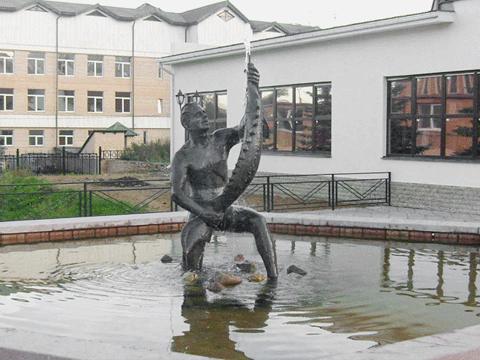 Памятник рыбаку с осетром к Клину (Московская область)