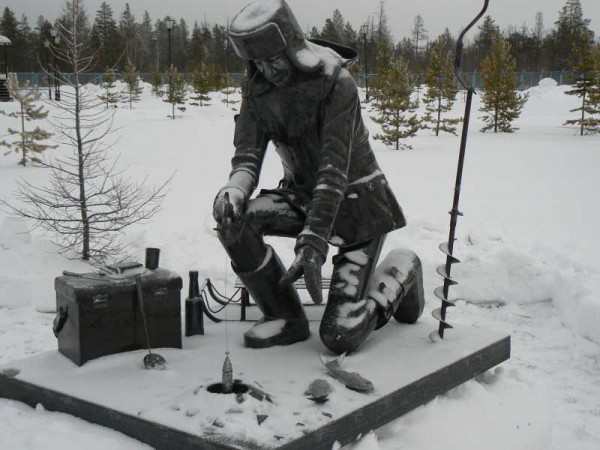 Памятник зимней рыбалке в Ноябрьске