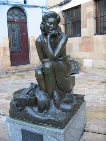 Памятник рыбачке в Овьедо (Испания)